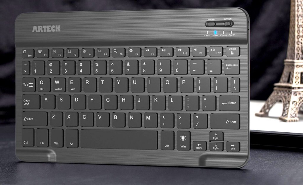 Arteck HB030B on desk