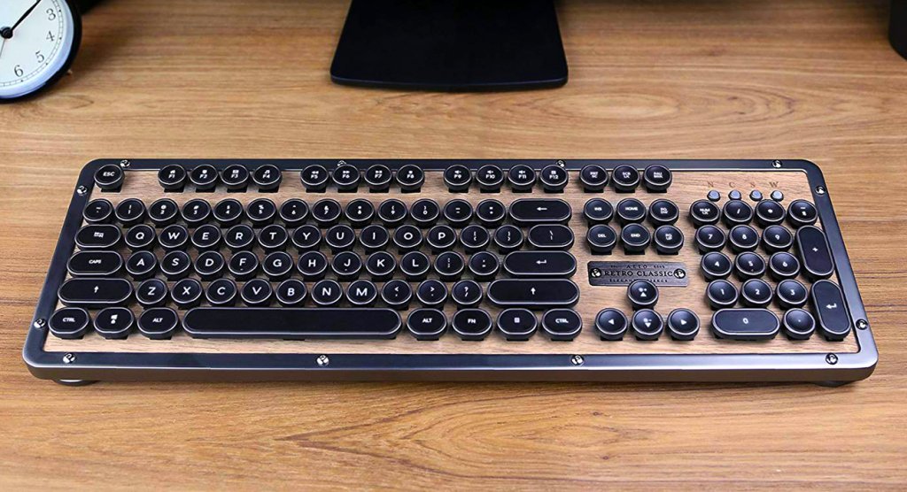 Azio Retro BT Classic on desk