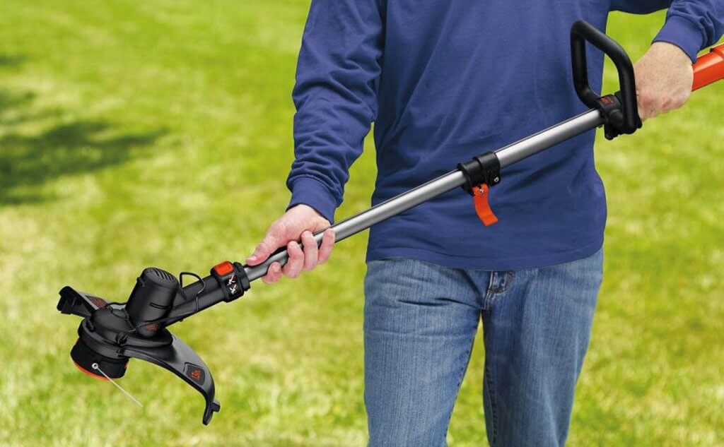 BLACK+DECKER 40V MAX 13-inch LST136 in action