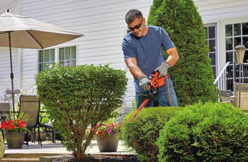 BLACK+DECKER BEHT150 in the garden