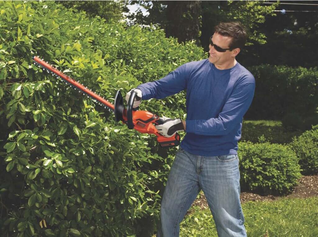 BLACK+DECKER LHT2436 in the garden