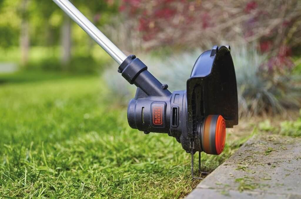 BLACK+DECKER String Trimmer Edger 13-Inch, 5-amp ST8600 cutting on the edge of the lawn