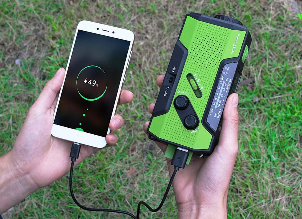 Charging your phone with the Running Snail Basic