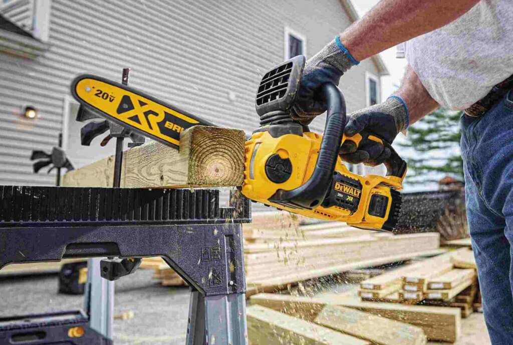 DEWALT DCCS620P1 Compact Electric Chainsaw cutting 4 by 4