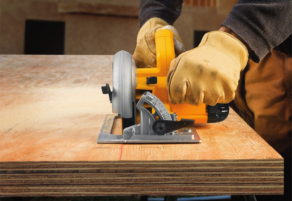 Dewalt DWE575K Lightweight Circular Saw on plywood