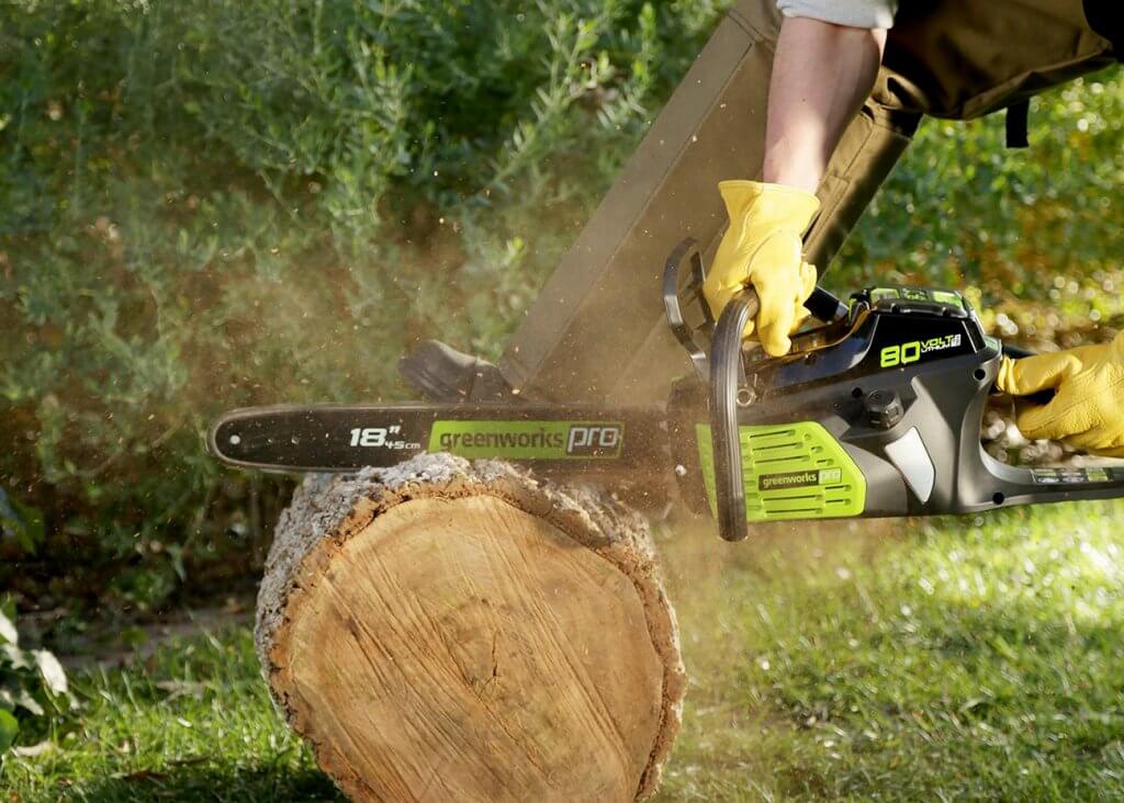 Greenworks Pro 18-Inch Chainsaw cutting big log