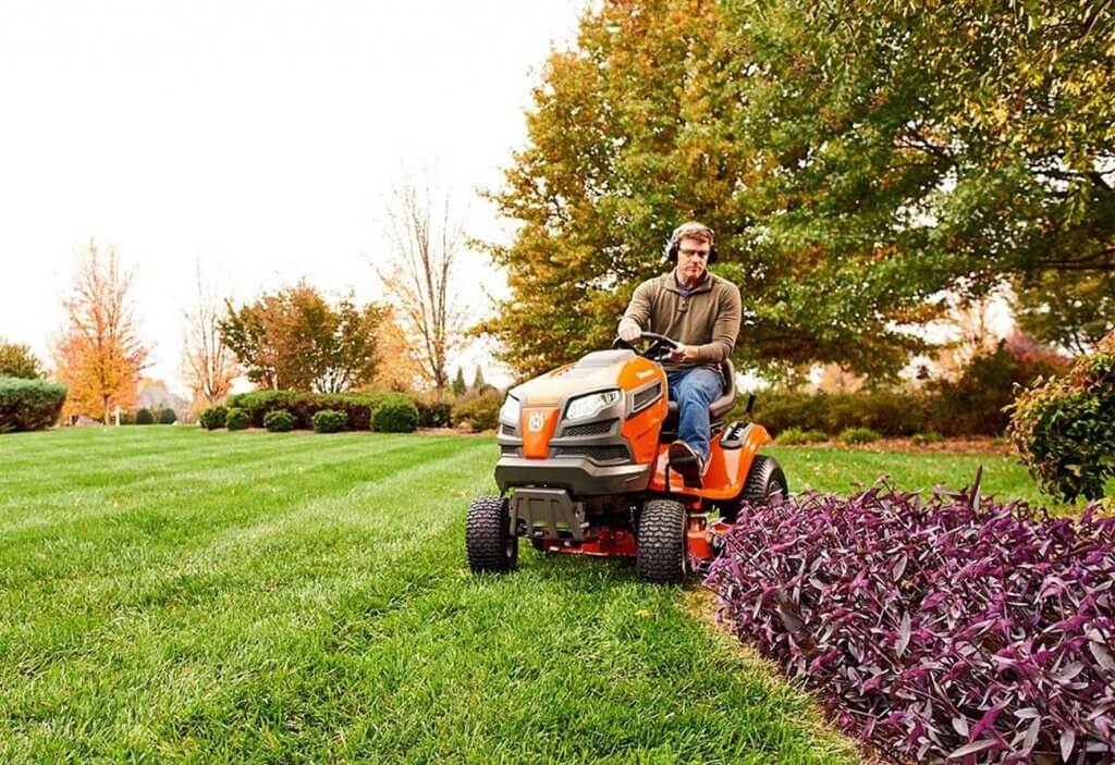 Husqvarna YTH18542 in the garden