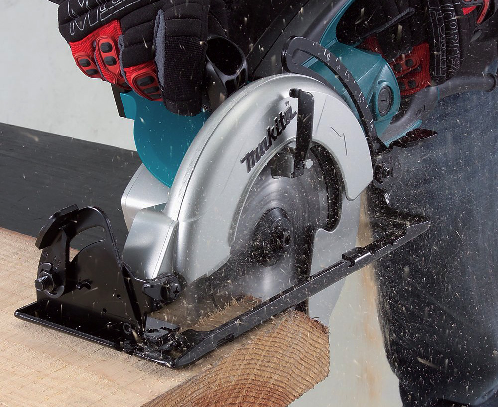 Makita 5477NB Hypoid Saw in action