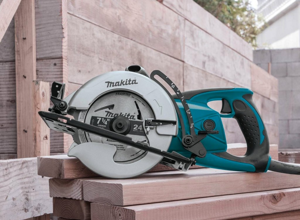 Makita 5477NB Hypoid Saw on 4 by 2s