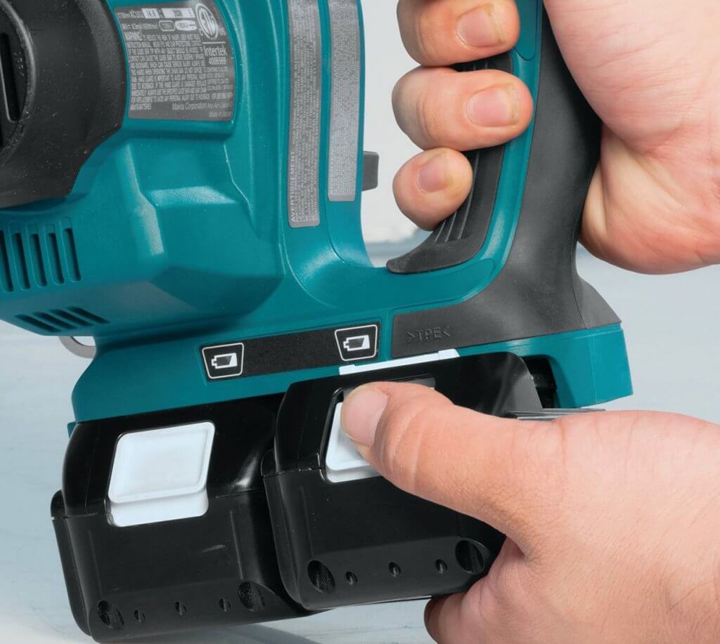 Makita XCU02PT Electric Chainsaw battery