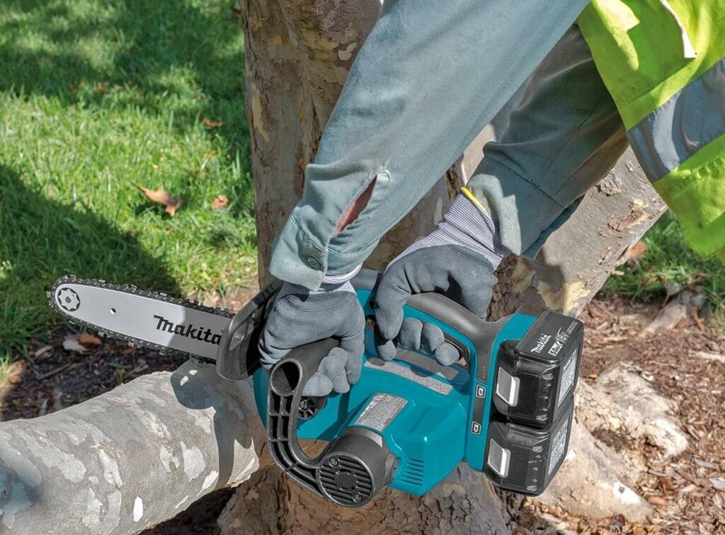 Makita XCU02PT Electric Chainsaw cutting a branch