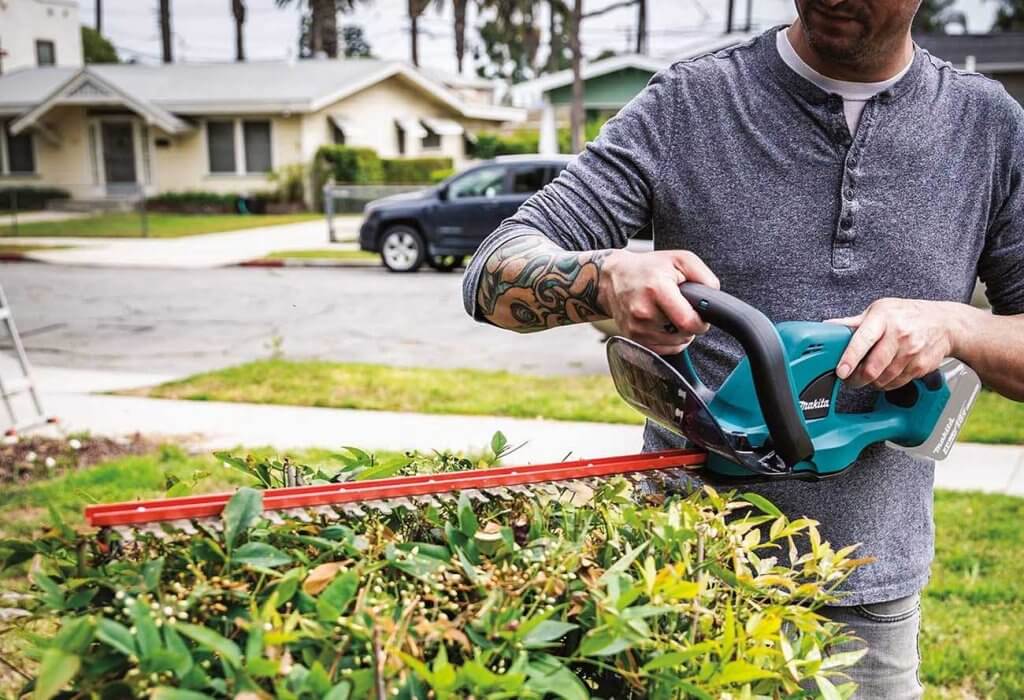 Makita XHU02Z in action