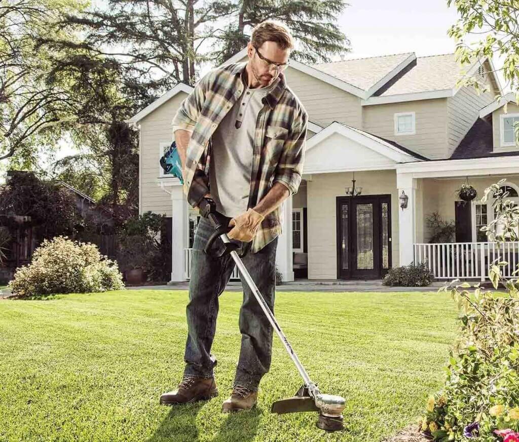 Makita XRU09PT1 18V X2 LXT in front of house