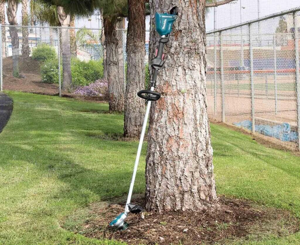 Makita XRU09PT1 18V X2 LXT in the garden