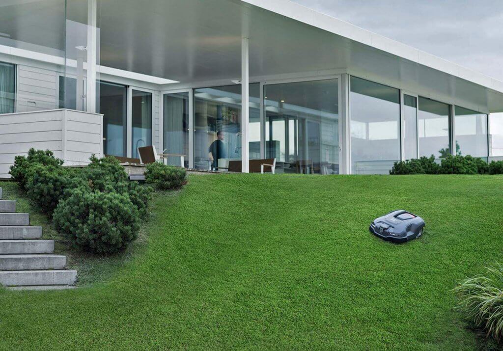 Modern house and Husqvarna AUTOMOWER 315X