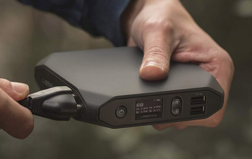 Charging the Omni 20+ Portable Power Bank