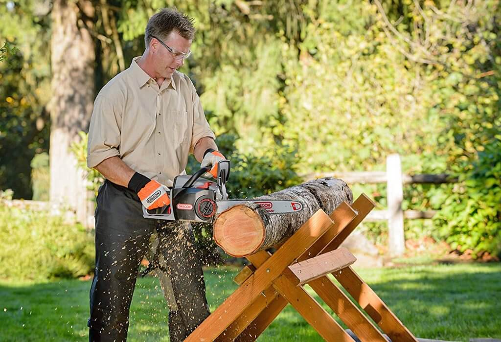 Oregon Cordless CS300-A6 Electric Chainsaw in action
