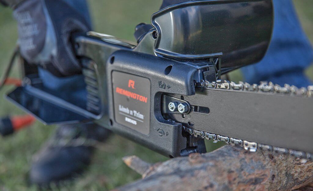 Remington RM1425 Chainsaw on wood