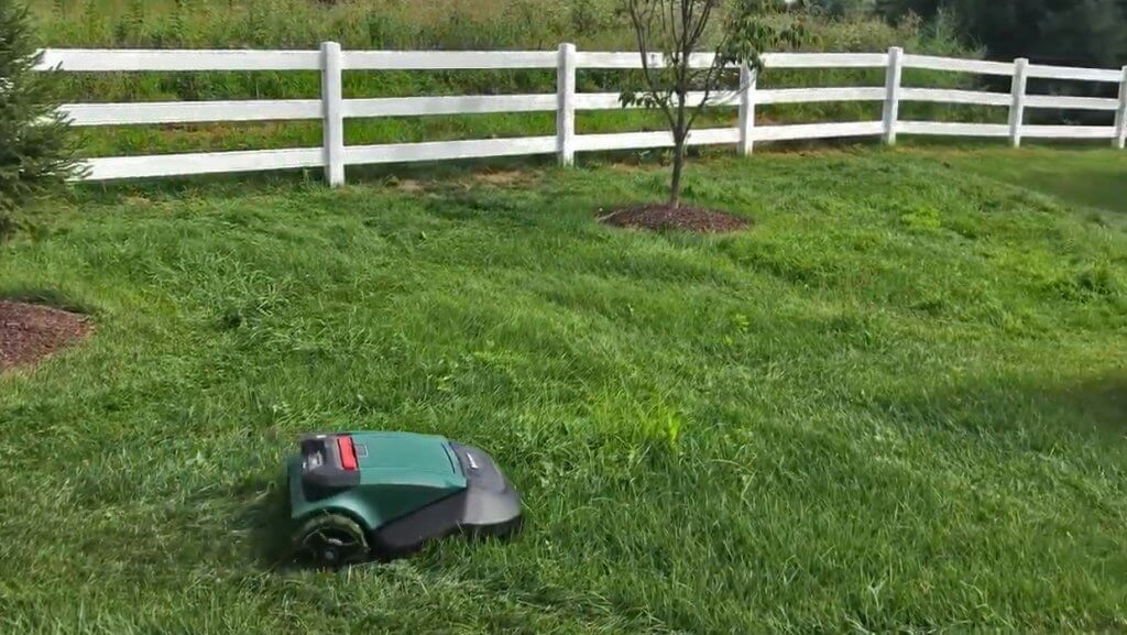 Robomow RS612 in action