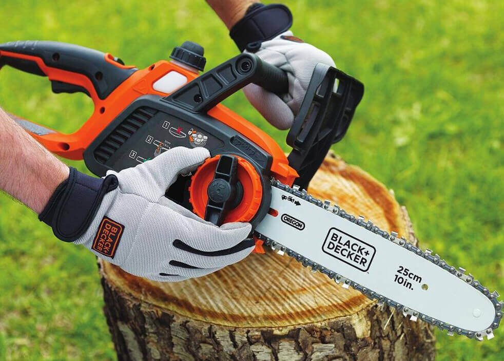 Setting up the BLACK+DECKER LCS1020 Cordless Electric Chainsaw