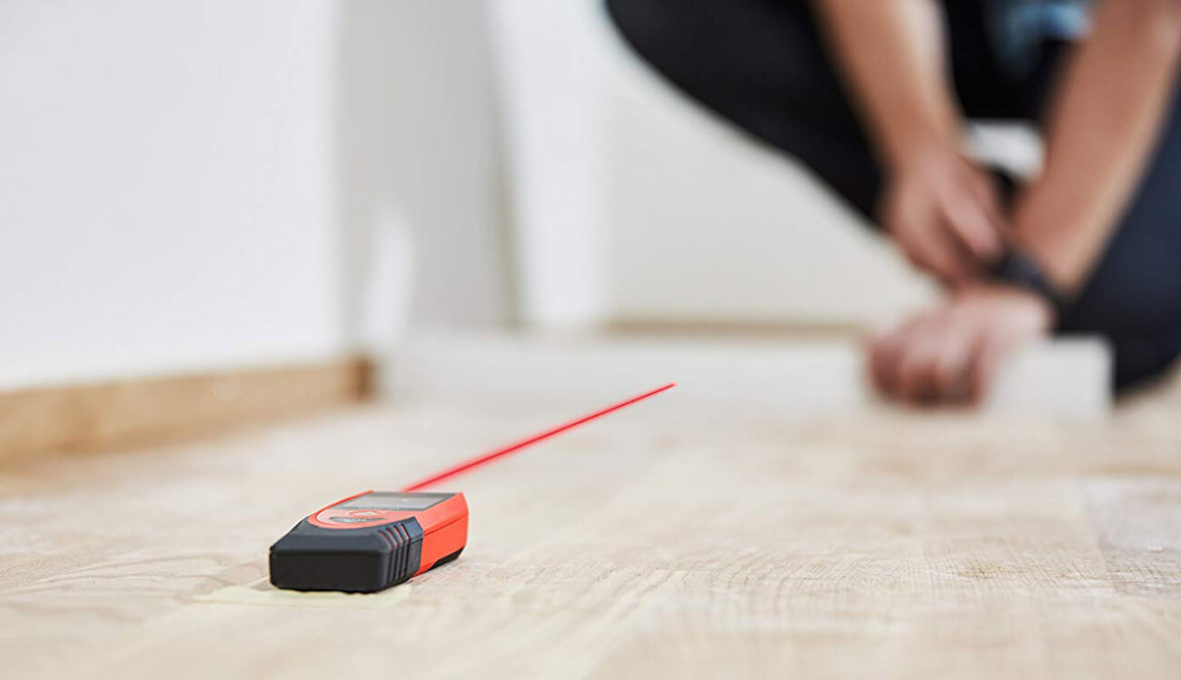 laser measuring tool used for measuring room length