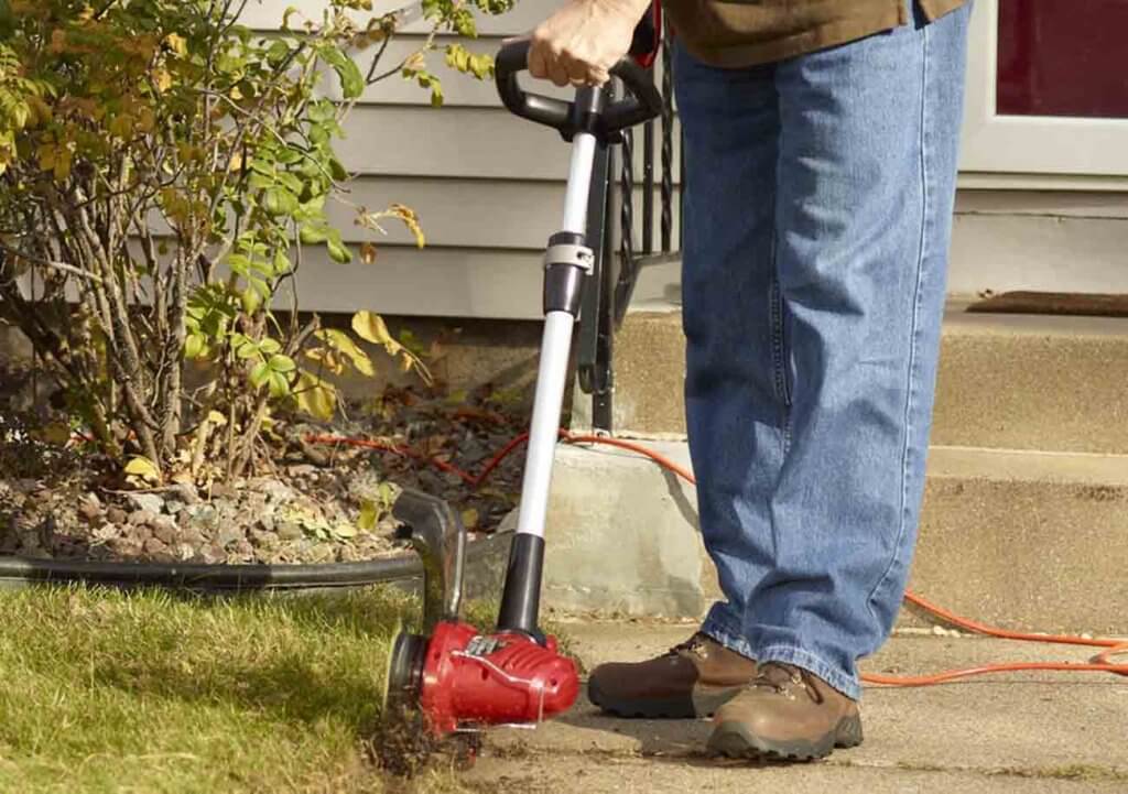 Toro 51480 Corded 14-Inch in the garden