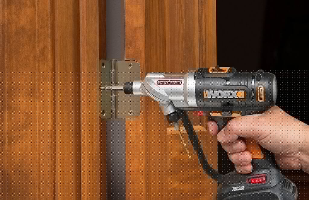WORX 20V Switchdriver vertical screw on door