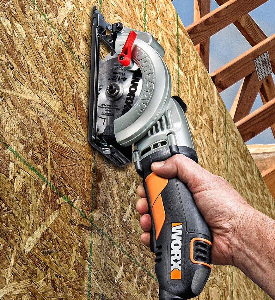 WORX Worxsaw 4-12 Inch Compact Circular Saw WX429L on plywood