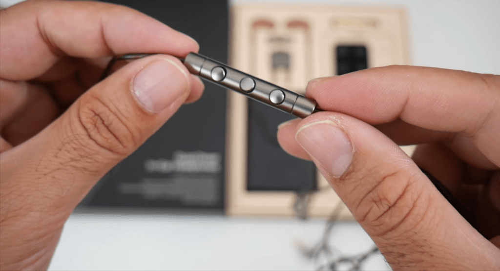 1MORE Quad-Driver Earbuds (E1010) microphone