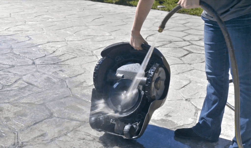 Cleaning the Husqvarna AUTOMOWER 115H