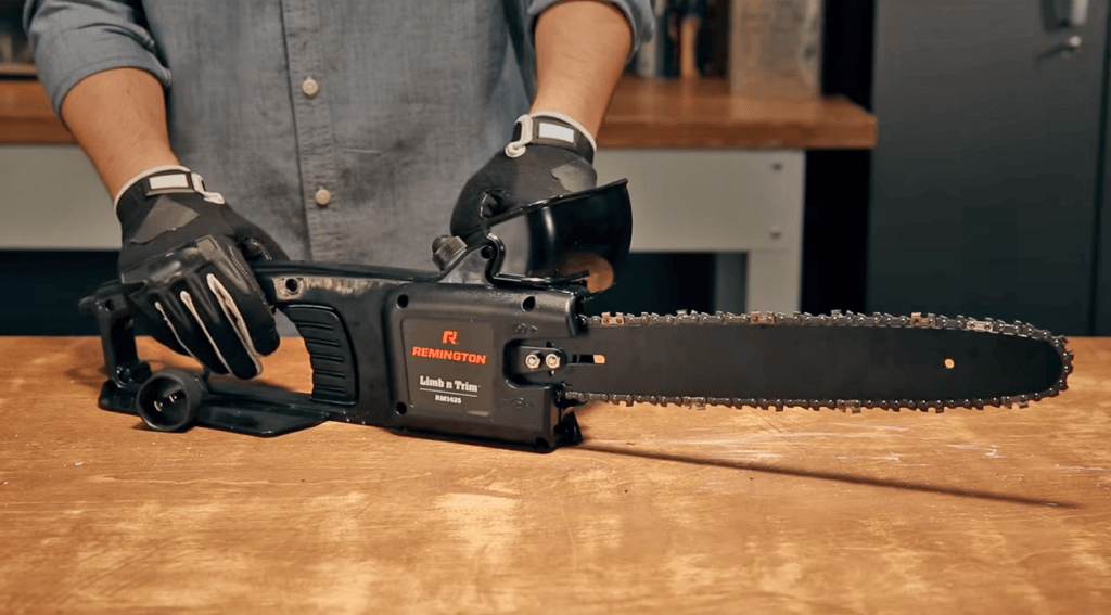 Cutting a log with the Remington RM1425 on a table