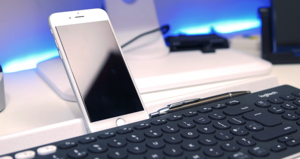 Logitech K780 with smartphone
